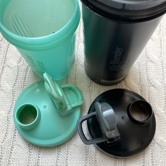 2 Blender Bottle shaker cups. 20 & 28 oz. Ball/mixer inside. Very good condition - Picture 4 of 10